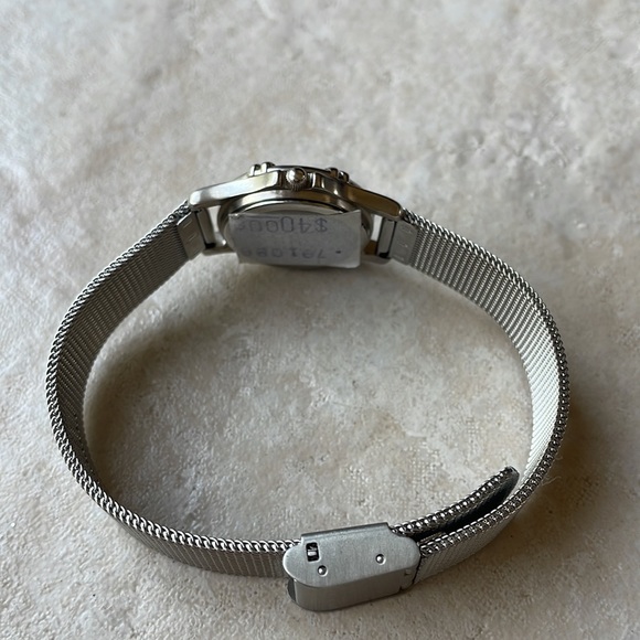 Armitron lady battery water resistant 100ft stainless steel - Picture 4 of 6